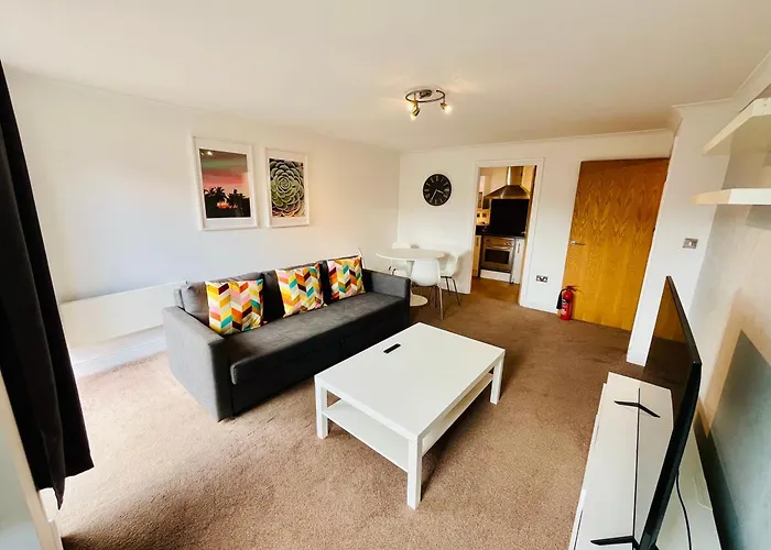Exquisite City Centre Apartment - Recently Refurbed - 2 Bed 2 Bath - Free Parking - Netflix Amazon Disney