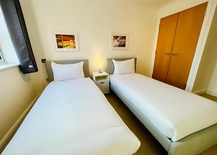 Exquisite City Centre Apartment - Recently Refurbed - 2 Bed 2 Bath - Free Parking - Netflix Amazon Disney